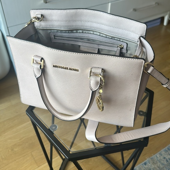 Micheal Kors Purse - Picture 2 of 4